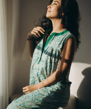 Đầm cổ trụ họa tiết xanh lá