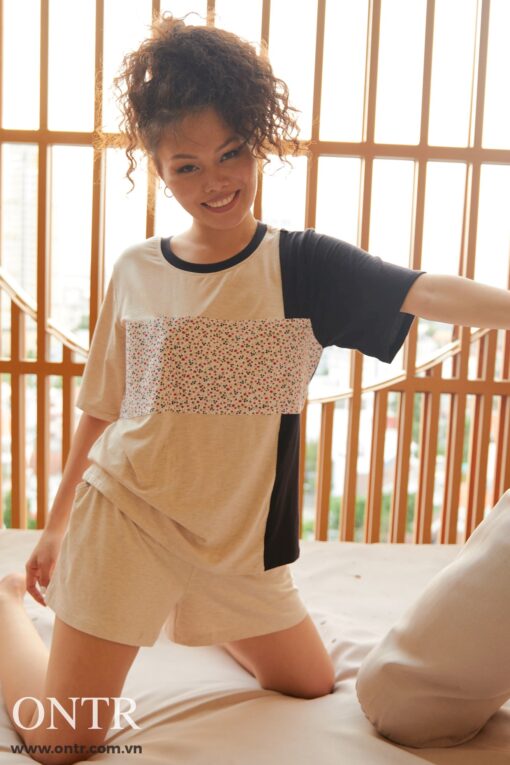 Bộ cổ tròn hai màu kem đen